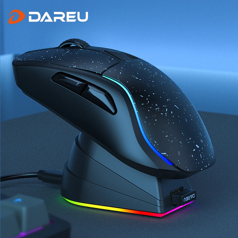 Mouse Gamer DAREU para PC com Conexão Tri-Modo: Bluetooth, Fio e Sem Fio 2.4G com Base de Carregamento e Botões KBS para Gamers de Laptop - IMPORTADO